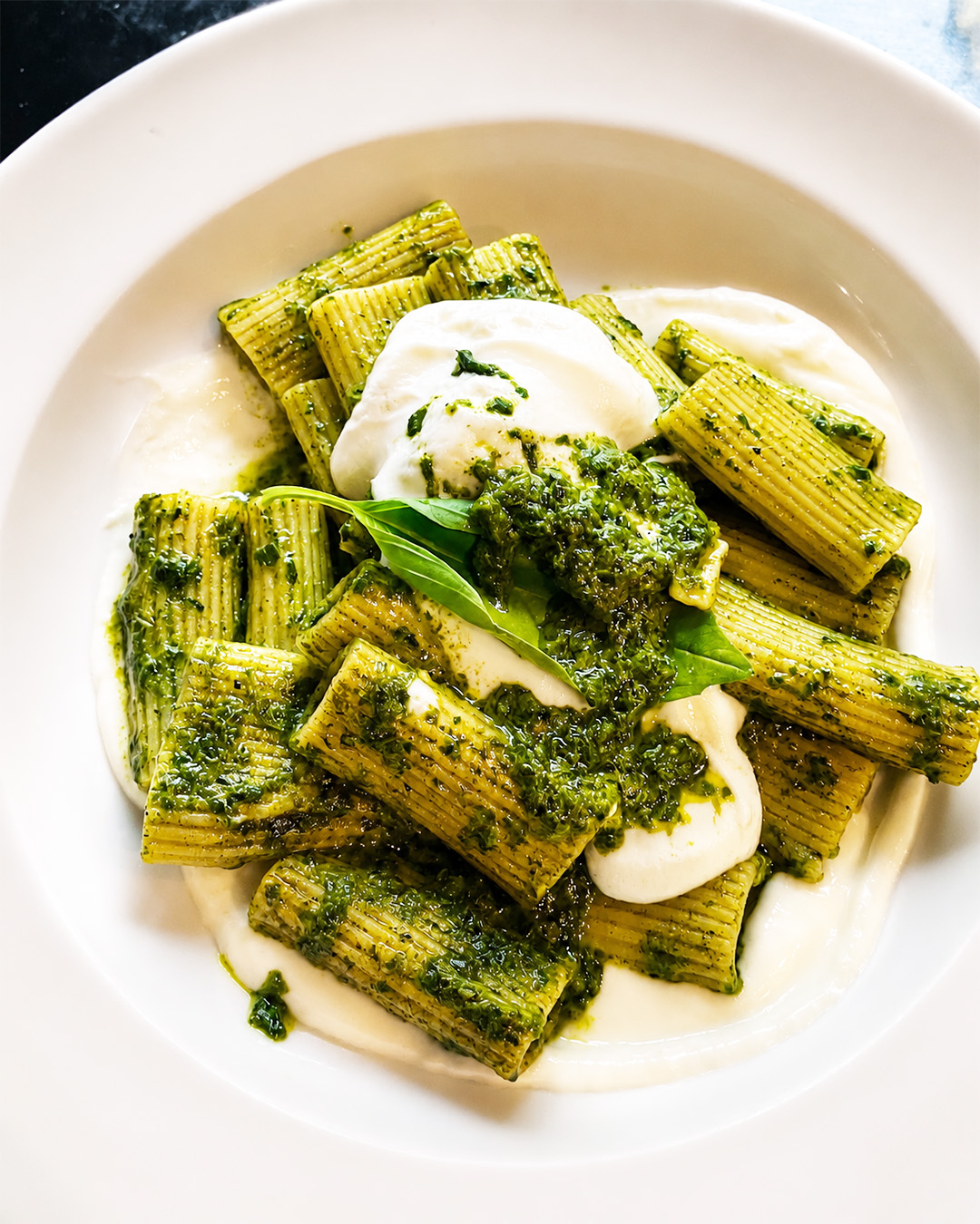 Rigatoni au pesto, crème de fromage et basilic