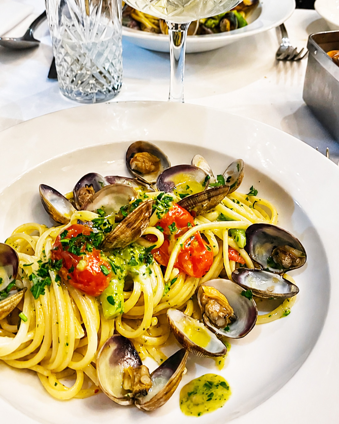 Spaghetti aux palourdes, tomates cerises et persil frais
