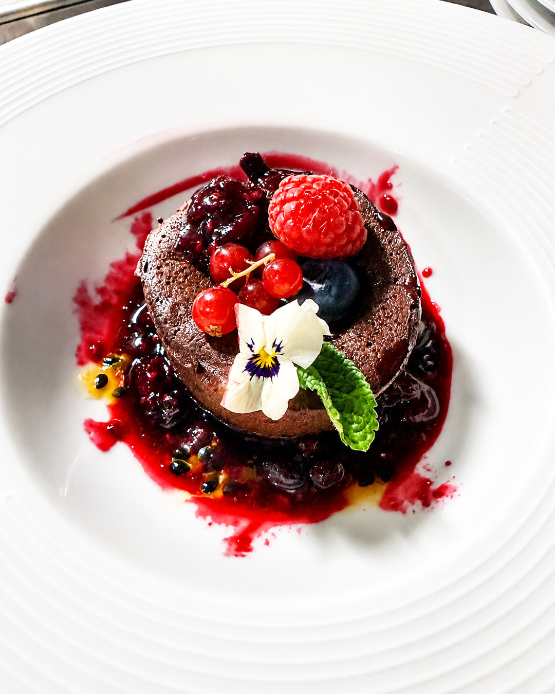 Fondant au chocolat accompagné de fruits rouges